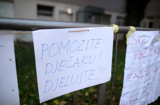 Ispred škole u koju je išao problematični učenik postavljen je plakat na kojem piše 'Pomozite dječaku, djelujte!'.