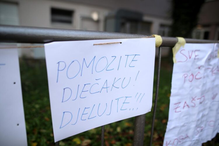 Ispred škole u koju je išao problematični učenik postavljen je plakat na kojem piše 'Pomozite dječaku, djelujte!'.