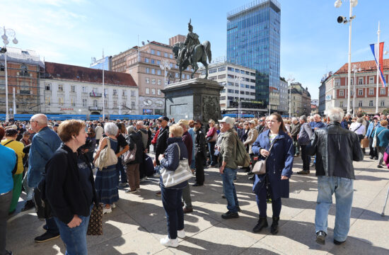 trg bana josipa jelačića zagreb pun umirovljenika