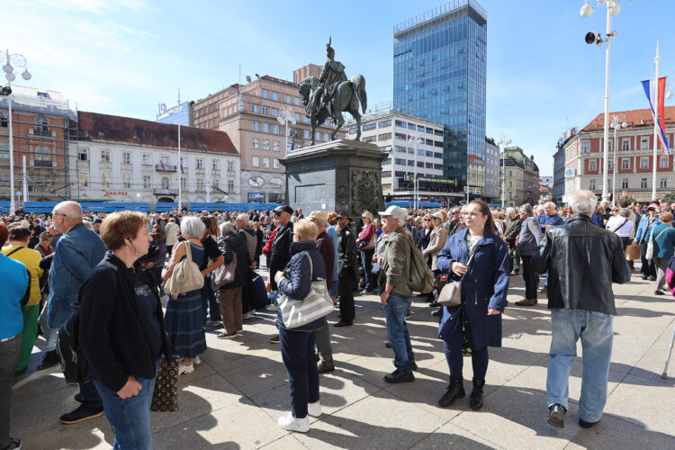 trg bana josipa jelačića zagreb pun umirovljenika