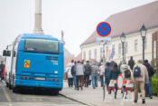 zet-ov autobus i putnici na stanici