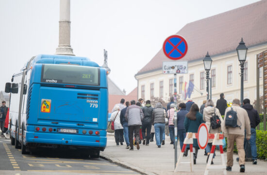 zet-ov autobus i putnici na stanici