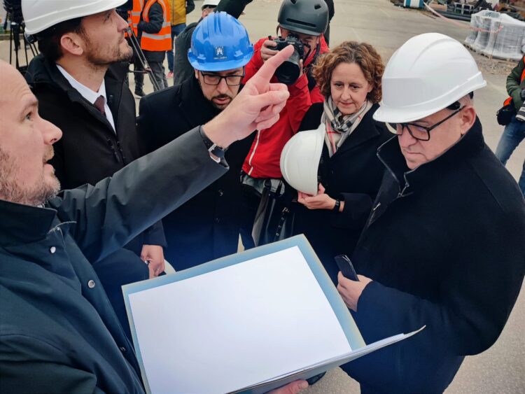 tomislav tomašević, nina obuljen koržinek, branko bačić i šime erlić ispred paromlina