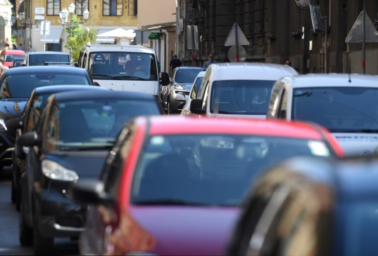 kolona automobila i prometna gužva u Palmotićevoj ulici u Zagrebu