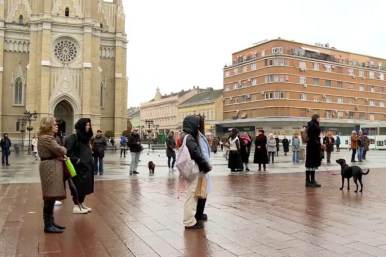 ljudi stoje u novom sadu - 14 minuta šutnje za 14 poginulih