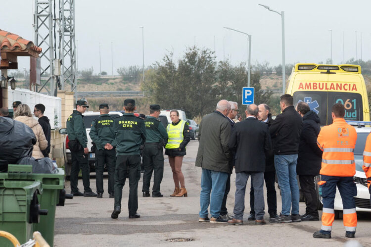 ljudi iz civilne zaštitie, štićenici doma, ljudi iz hitne pomoći stoje ispred staračkog doma kojeg je zahvatio požar