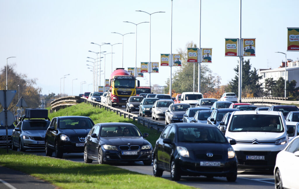 Automobili u koloni na cesti