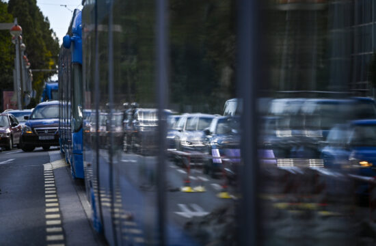 tramvaji i automobili i prometna gužva na Savskoj cesti u Zagrebu