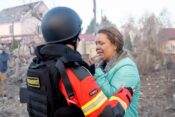 psiholog tješi ukrajinku u odessi nakon ruskog zračnog napada