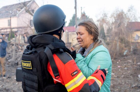 psiholog tješi ukrajinku u odessi nakon ruskog zračnog napada