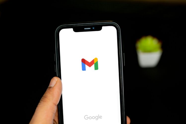 Osoba pokreće aplikaciju Gmail na svome mobitelu