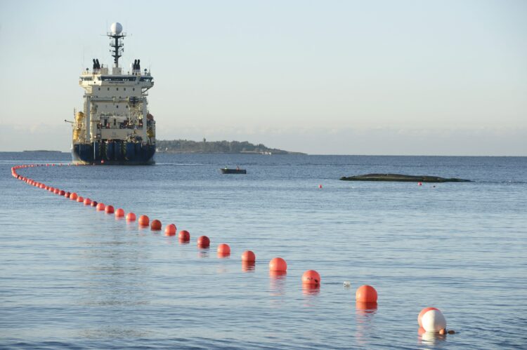 Podmorski kabel između Helsinkija i Rostocka postavljen je 2015. godine.