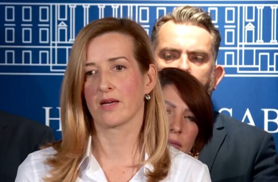 Mirela Ahmetović na presici u Saboru.