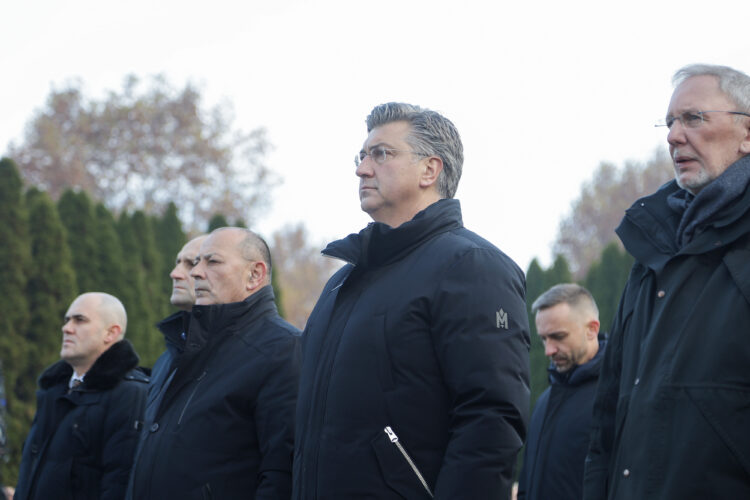 andrej plenković s tomom medvedom i davorom božinovićem