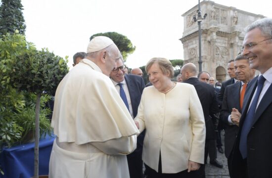 angela merkel rukovanje s papa franjom