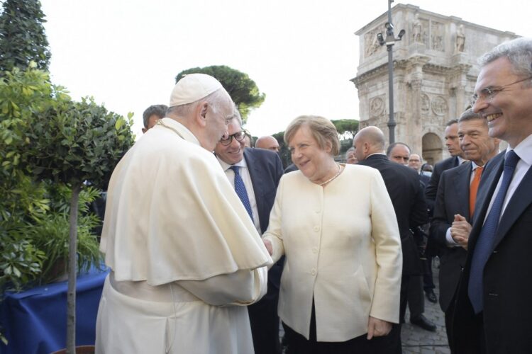 angela merkel rukovanje s papa franjom