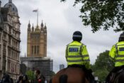 Pripadnik londonske policije jaše na konju.