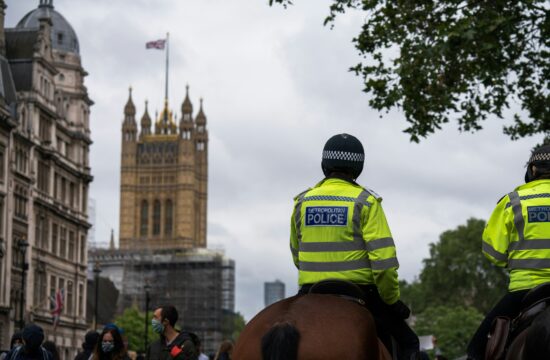 Pripadnik londonske policije jaše na konju.