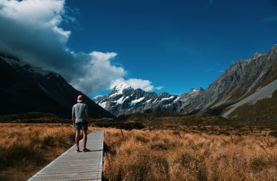 Čovjek promatra na snijegom pokriven Mount Cook u daljini