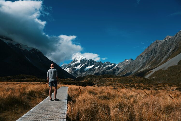 Čovjek promatra na snijegom pokriven Mount Cook u daljini