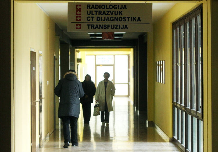 pacijenti na hodniku bolnice gdje se nalazi odjel radiologije