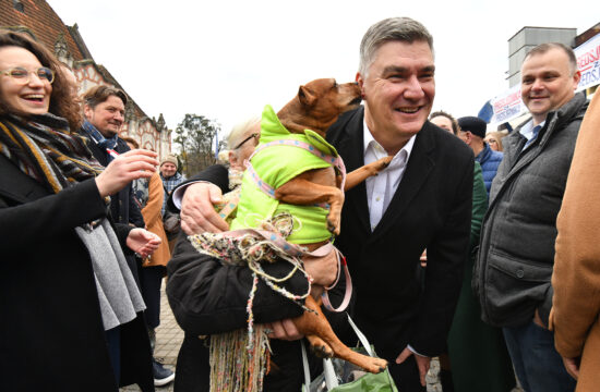 Zoran Milanović se družio s građanima u Čakovcu, oduševio ga psić koji ga je lizao po licu