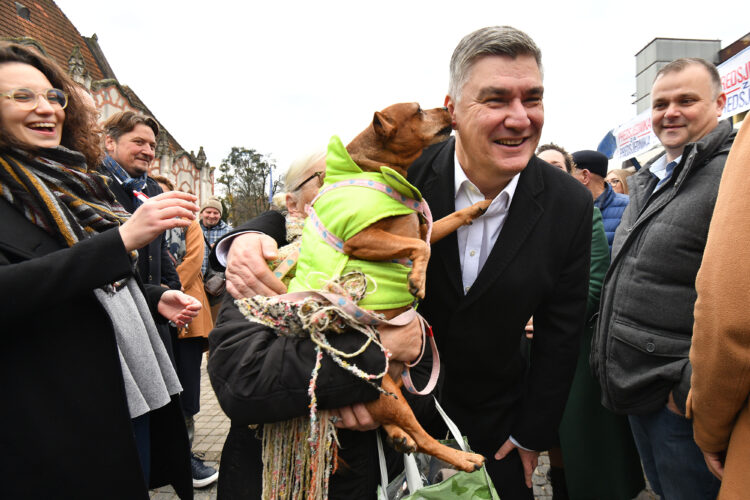 Zoran Milanović se družio s građanima u Čakovcu, oduševio ga psić koji ga je lizao po licu