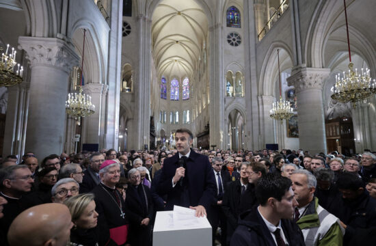 emmanuel macron na otvorenju katedrale notreda dam, okružen stotitnama ljudi