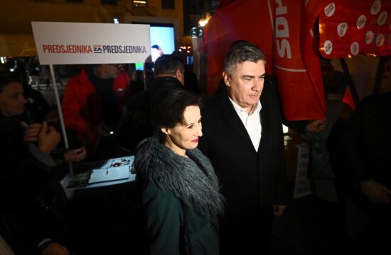 Zoran Milanović i Dalija Orešković na trgu u Zagrebu.