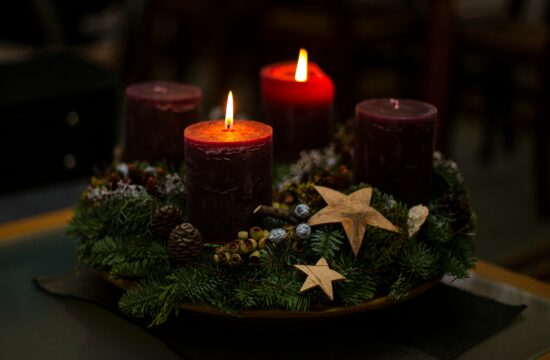 Upaljene dvije svijeće na adventskom vijencu.