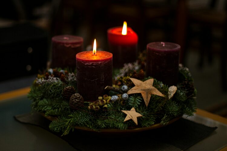 Upaljene dvije svijeće na adventskom vijencu.