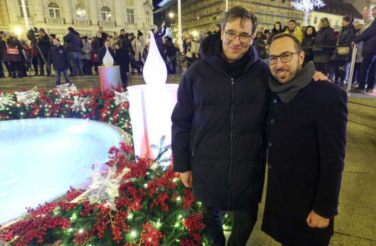 tomislav tomašević pored adventskog vijenca s jendom zapaljenom svijećom na trgu bana josipa jelačića