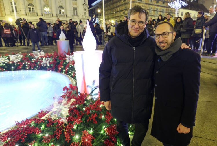 tomislav tomašević pored adventskog vijenca s jendom zapaljenom svijećom na trgu bana josipa jelačića