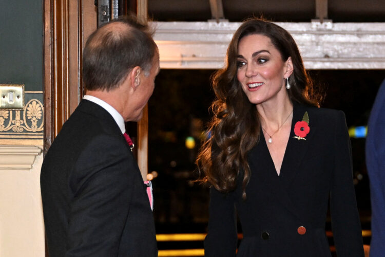 Princeza Kate razgovara na ceremoniji.