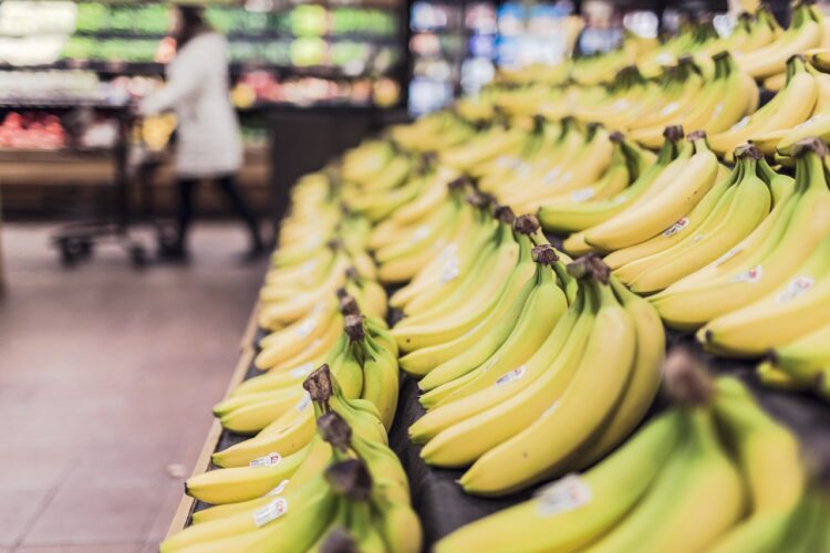 banane na polici dućana sa zamagljenom pozadinom