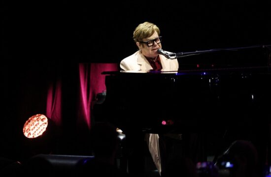 elton john na nastupu za klavirom