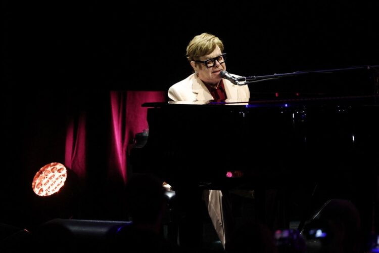 elton john na nastupu za klavirom