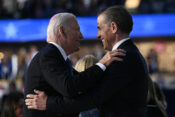 joe biden i hunter biden se smiješe jedan prema drugome