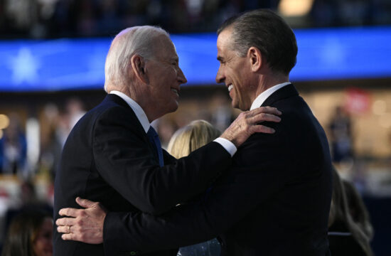 joe biden i hunter biden se smiješe jedan prema drugome