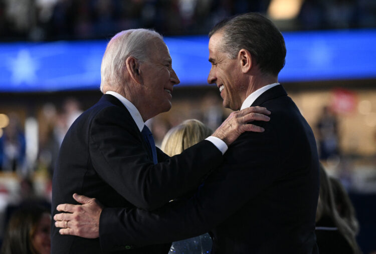 joe biden i hunter biden se smiješe jedan prema drugome