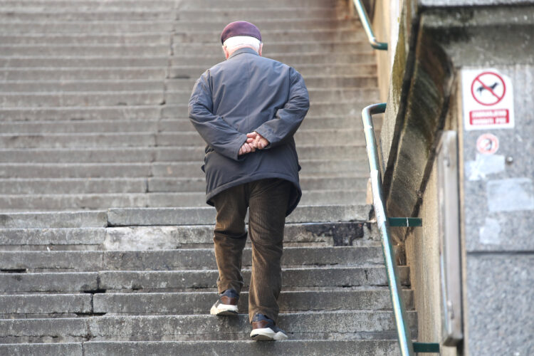 umirovljenik se penje stubama k Dolcu u Zagrebu