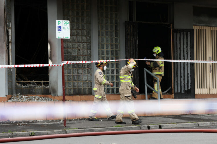 vatrogasci ispred sinagoge u melbourne gdje je izbio požar