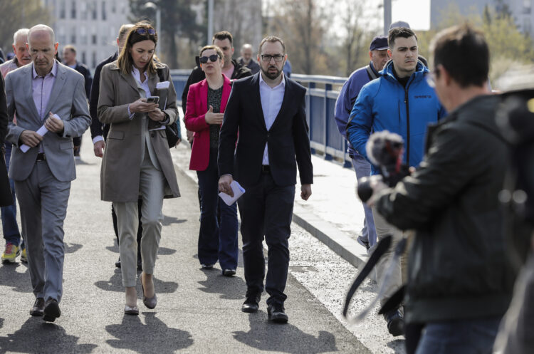 Tomislav Tomašević na pješačkom savskom mostu s drugim ljudima