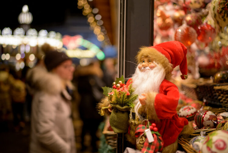 božićne kućice i ukrasi na adventskom sajmu u Beču