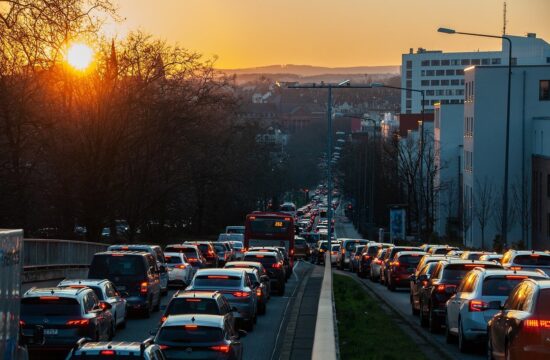 kolona automobila na cesti u vrijeme zalaska sunca