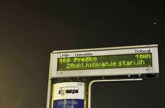 natpis "zauključivanje starijih" na ZET-ovom displeju