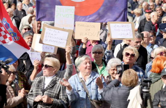Umirovljenici drže transparente