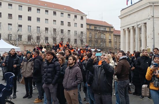 građani promatraju vježbu civilne zaštite u draškovićevoj