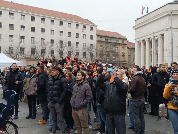 građani promatraju vježbu civilne zaštite u draškovićevoj