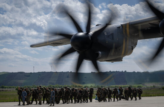 vojnici NATO-a iskrcavaju se iz aviona u vojnoj bazi u Rumunjskoj